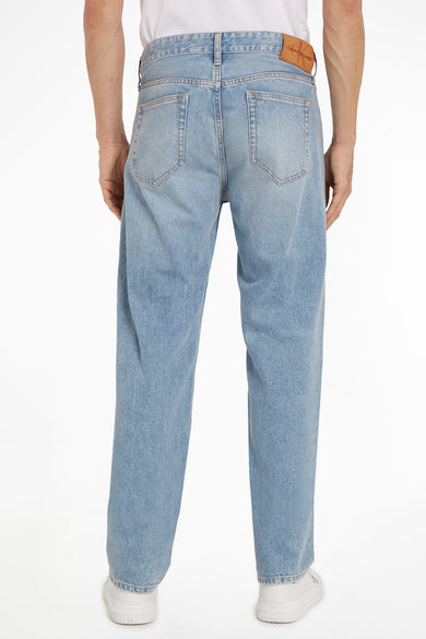 Jean droit bleu clair de Calvin Klein Jeans, avec des poches arrière et une étiquette en cuir sur la ceinture.