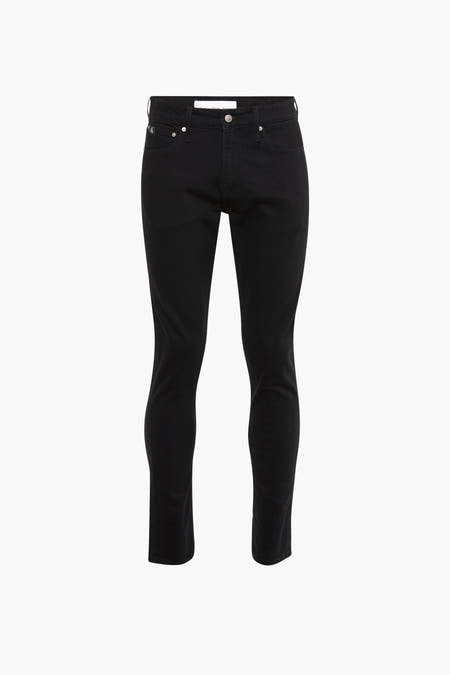 Jean slim noir en denim de Calvin Klein, avec un patch logo sur l'arrière.