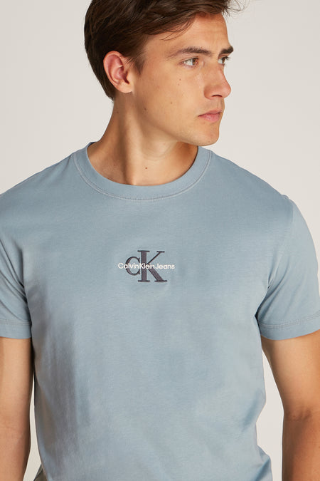 T-shirt bleu clair à manches courtes de Calvin Klein Jeans, avec un logo sur la poitrine.