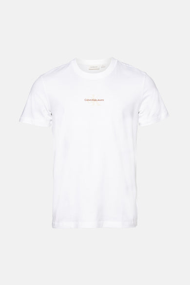 T-shirt blanc à manches courtes de Calvin Klein Jeans, avec un logo sur la poitrine.