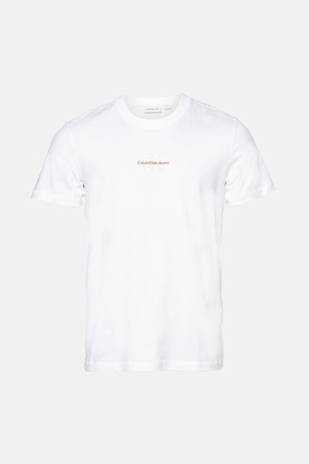 T-shirt blanc à manches courtes de Calvin Klein Jeans, avec un logo sur la poitrine.