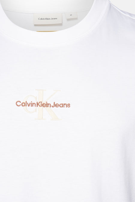 T-shirt blanc à manches courtes de Calvin Klein Jeans, avec des détails de logo brodés.