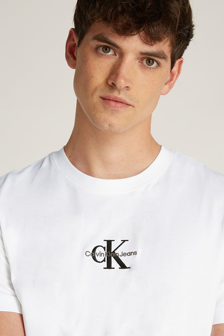 T-shirt blanc à manches courtes de Calvin Klein Jeans, avec un logo sur la poitrine.