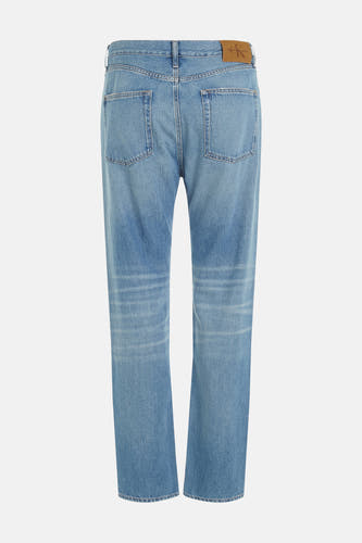 Jean droit bleu denim de Calvin Klein, avec des poches arrière et une étiquette en cuir sur la ceinture.