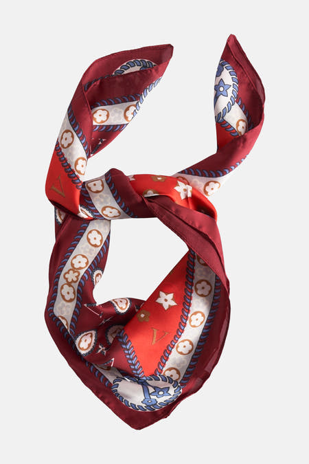 Manteau d'été rouge Access® avec un design tourné et divers motifs floraux.