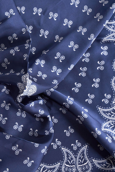 Écharpe d'été bleue Access® avec un motif paisley et des plis subtils.