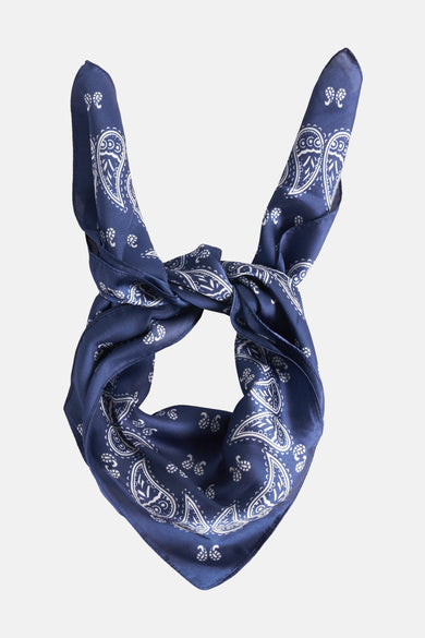 Écharpe d'été bleue Access® avec un motif paisley blanc, nouée dans une boucle décorative.