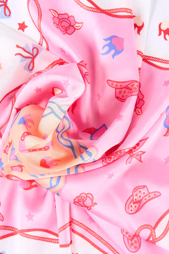 Écharpe rose Access® avec un motif frappant de chapeaux de cowboy, de roses et de flammes.