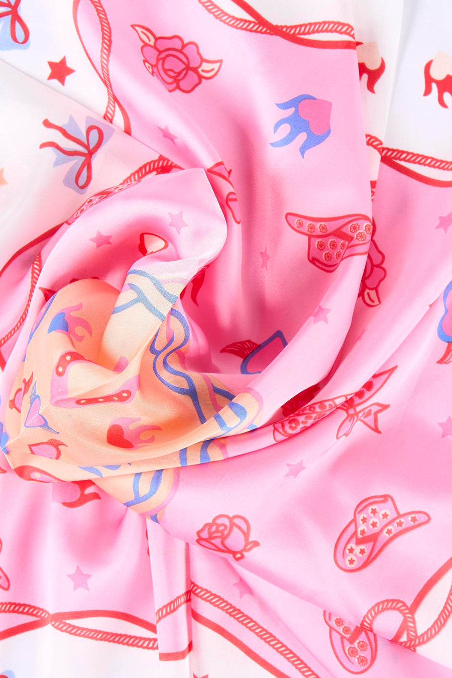 Écharpe rose Access® avec un motif frappant de chapeaux de cowboy, de roses et de flammes.