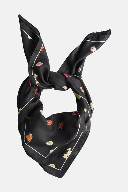 Zwarte, zijden sjaal met bloemenprint.
