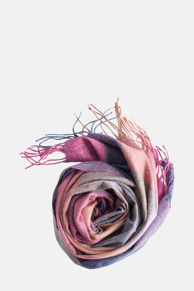 Écharpe d'hiver multicolore d'Access, roulée avec des franges visibles.