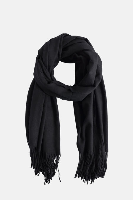 Châle noir d'Access®, avec franges aux extrémités.