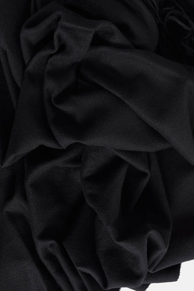 Écharpe d'été noire d'Access, avec une douce texture et des plis drapés.