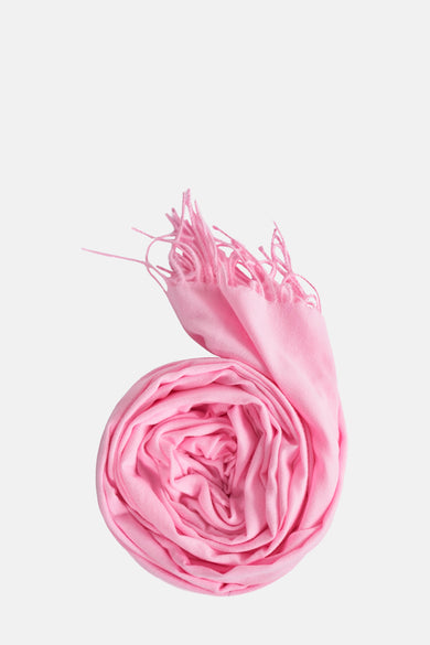 Robe d'été rose Access® avec franges, roulée et présentée sur un fond blanc.