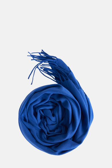 Écharpe d'été bleue Access® avec une forme bouclée et des franges.