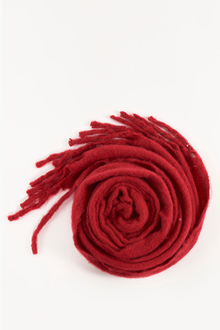 Écharpe d'hiver rouge Access®, enroulée en spirale avec franges.