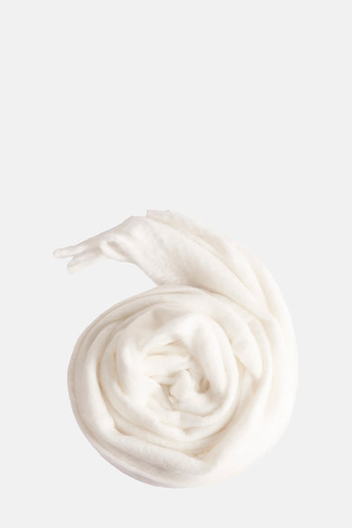 Écharpe d'hiver blanche Access Access®,, enée une spirale, avec une texture douce et une extrémité pointue.