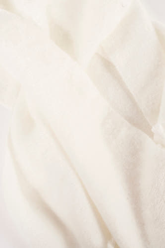 Écru voile d'hiver d'Access, avec une douce texture et des plis drapés.