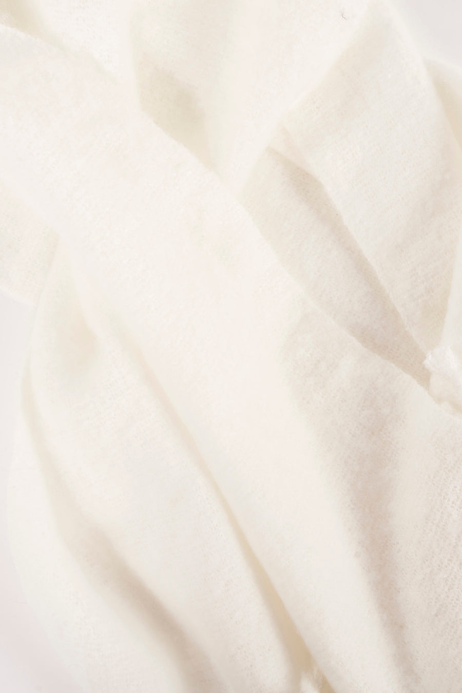 Écru voile d'hiver d'Access, avec une douce texture et des plis drapés.