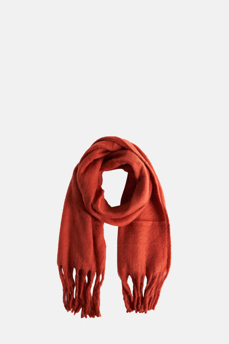 Écharpe d'hiver rouge Access® avec franges aux extrémités.