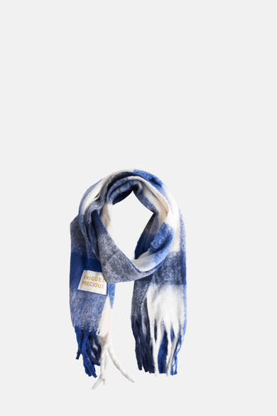Écharpe d'hiver bleue Access® avec un motif bloc et des franges.