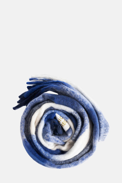 Écharpe d'hiver bleue Access® avec un motif rayé et des bords froncés, présentée roulée.
