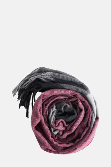 Châle d'hiver multicolore d'Access®, tourné avec des franges et une transition de couleur gris-rose visible.