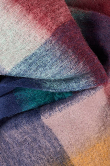 Écharpe d'hiver multicolore d'Access® avec un motif à gros carreaux et une texture douce.