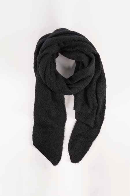 Chapeau d'hiver noir Access® avec une texture grossière, tricotée, légèrement drapé sur un fond blanc.