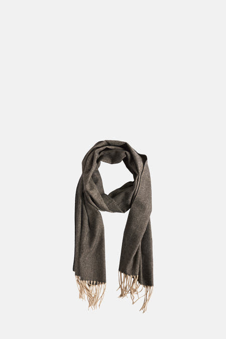 Écharpe d'hiver multicolore de Access®, avec un motif en losange et des franges.