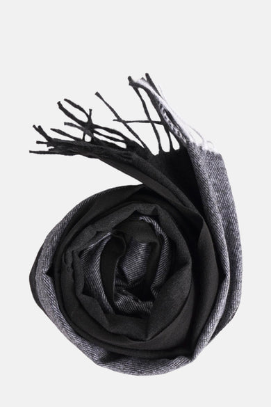 Chapeau d'hiver noir Access® avec forme roulée et franges.