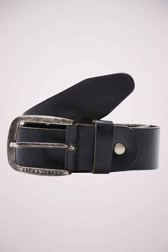 Ceinture noire d'ACCESSORIES BY JACK & JONES, portée avec des jeans bleus et un T-shirt noir.