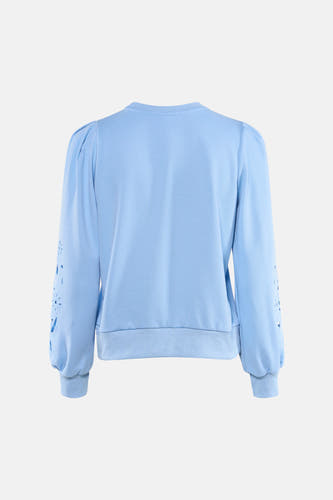 Pull bleu de HAILYS, à manches longues, col rond et perforations décoratives sur les manches.