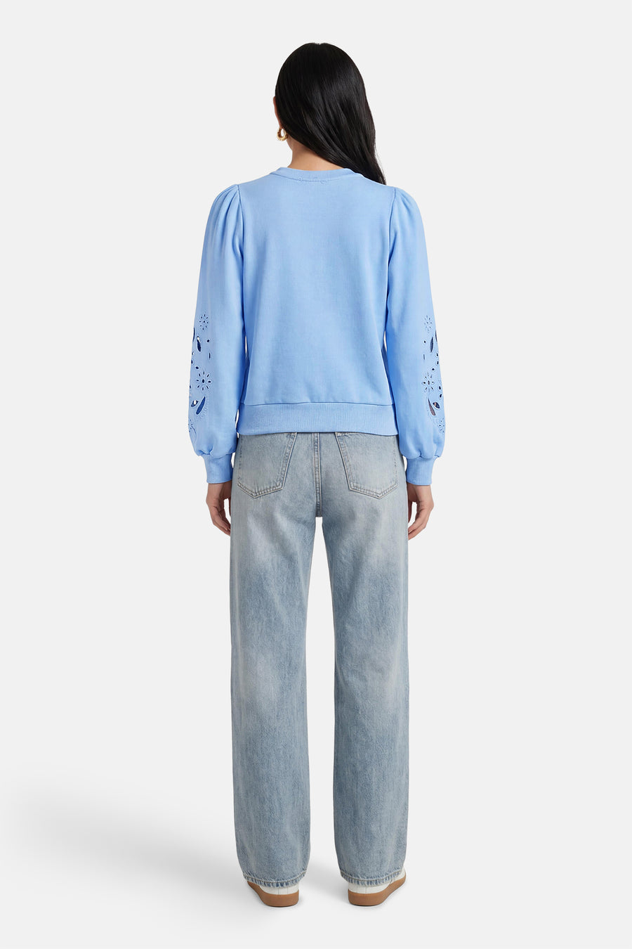Pull bleu de HAILYS, à manches longues avec perforations décoratives, combiné avec un jean.