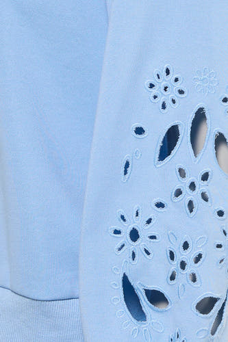 Pull bleu de HAILYS à col rond et détails floraux décoratifs avec découpes ajourées.