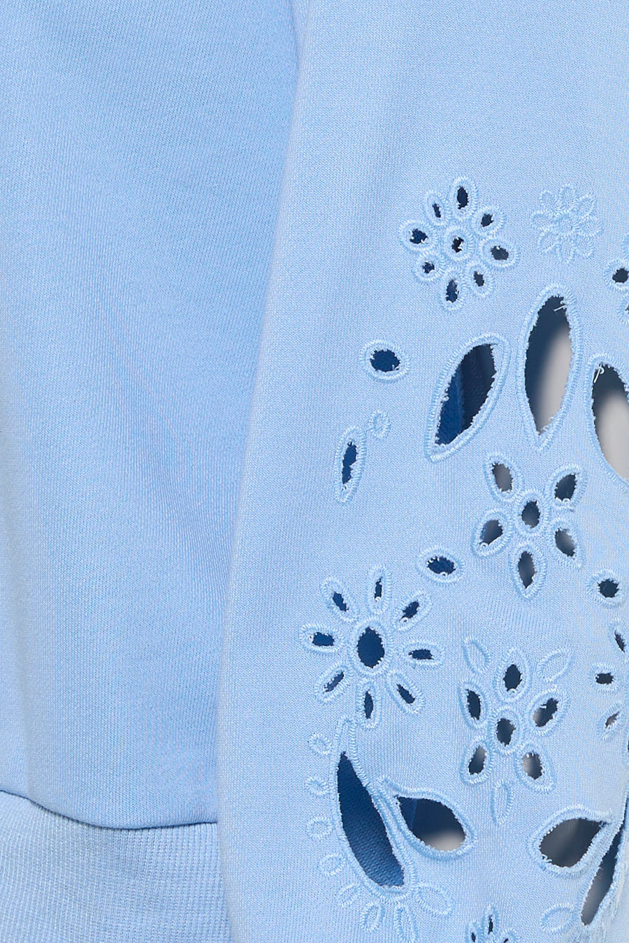 Pull bleu de HAILYS à col rond et détails floraux décoratifs avec découpes ajourées.