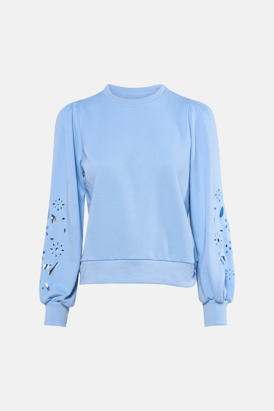 Pull bleu de HAILYS, avec de longues manches bouffantes ornées de motifs floraux découpés, à combiner avec un jean ample et des baskets blanches.