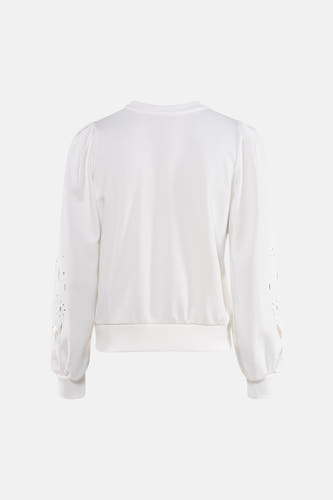 Pull blanc à col rond de HAILYS, à manches longues et motifs floraux décoratifs.
