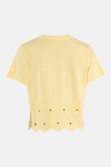 T-shirt à manches courtes jaune de HAILYS, avec un motif floral sur le bas.