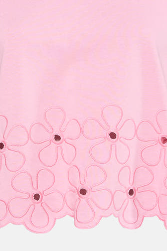 Roze T-shirt met korte mouwen van HAILYS, met geborduurde bloemmotieven langs de zoom.
