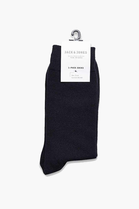 Chaussettes noires d'ACCESSORIES BY JACK & JONES, emballées avec un étiquette papier sur une boucle.