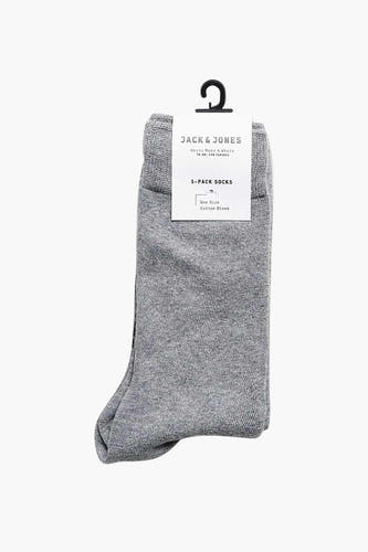 Chaussettes grises d'ACCESSORIES BY JACK & JONES, avec un emballage et un cintre.