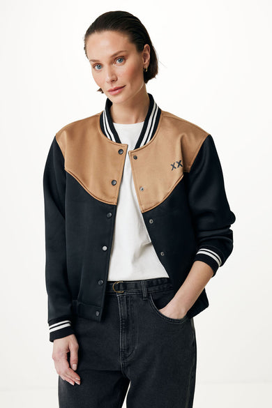 Manteau court noir de MEXX, avec des détails marrons sur les épaules et un col rayé, vu de derrière.