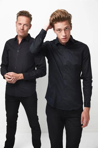 Chemise noire à manches longues de PREMIUM by JACK & JONES, portée par deux hommes sur un fond blanc.
