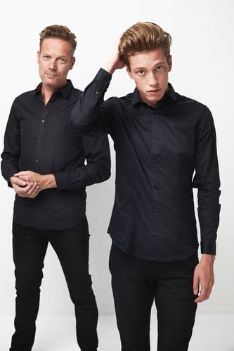 Chemise noire à manches longues de PREMIUM by JACK & JONES, portée par deux hommes sur un fond blanc.