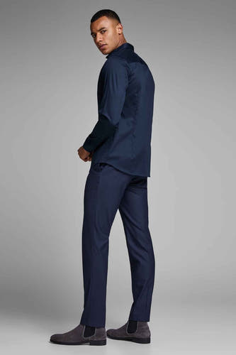 Blau,, longs manches de PREMI by by JACK & JONES, avec des zones plus sombres sur les épaules, vu de derrière.