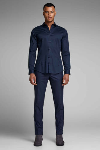 Chemise bleue à manches longues de PREMIUM by JACK & JONES, portée avec un pantalon bleu marine et des chaussures en cuir de mouton.