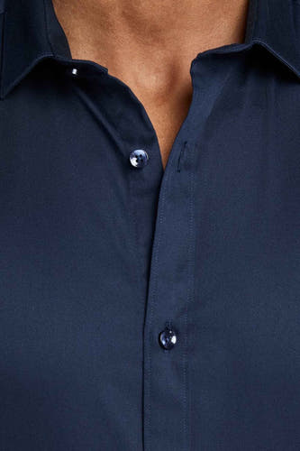 Chemise bleue à manches longues de PREMIUM by JACK & JONES, avec colletage, partie visible du cou.