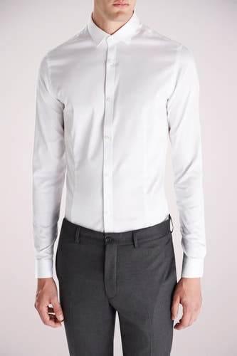 Chemise blanche à manches longues de PREMIUM by JACK & JONES, associée à un pantalon gris.