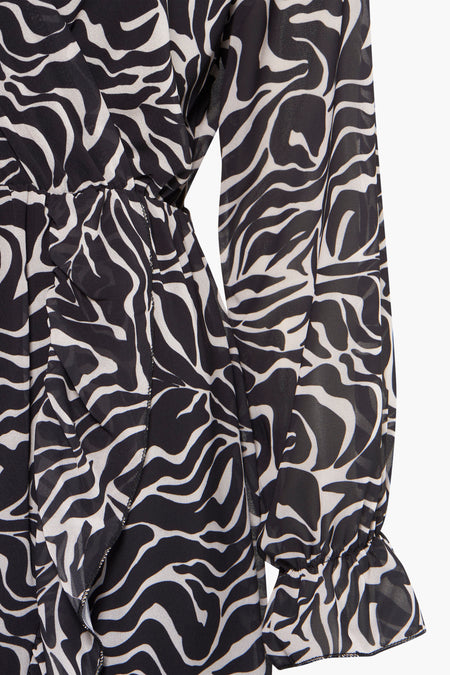 Robe noire à longues manches de HAILYS, avec un imprimé zèbre et des détails de fronces sur les côtés.